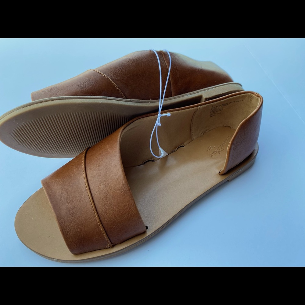 Universal threads flats